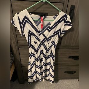 Womens dress size small light weight, elastic waist, v neck size small